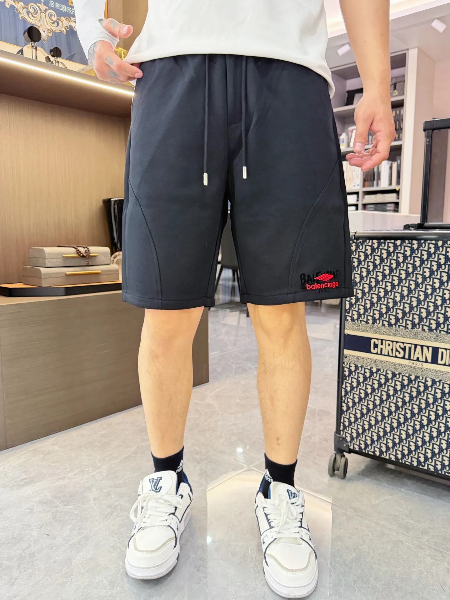 Balenciaga's three-standard complete 2026 summer New Arrival men's casual shorts, advanced custom-made Breathable fabric, Breathable fabric, extremely stretchy and comfortable, impeccable details, top-grade accessories, original logo design concept, delicate and soft feel! The upper body fit is awesome! Size: M-XXXL Please state your height and weight when ordering